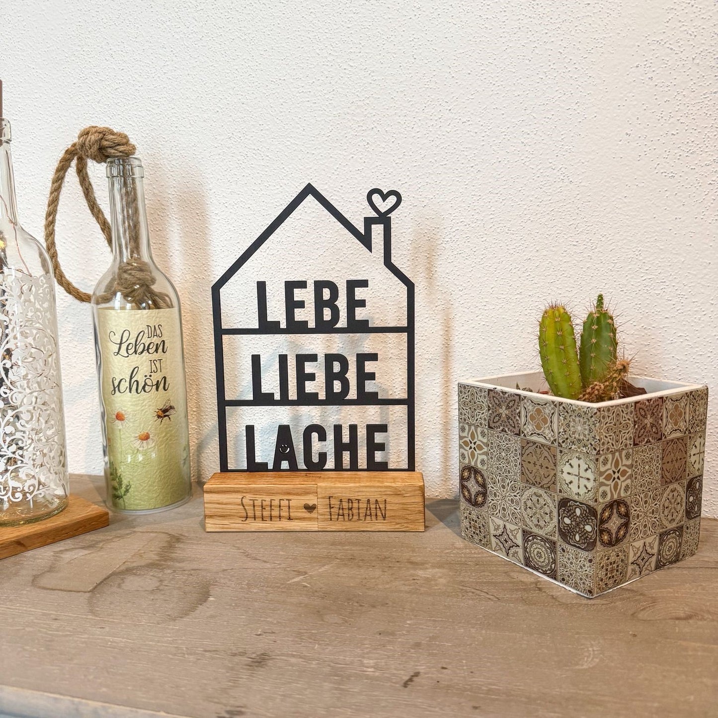 Personalisierte Haus - Deko „Lebe Liebe Lache“ – Schwarzer Holz-Schriftzug mit graviertem Holzsockel