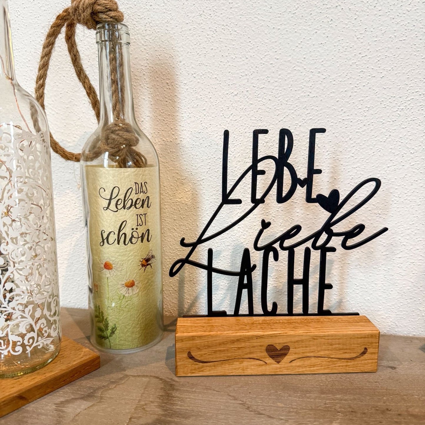 Personalisierte Deko „Lebe Liebe Lache“ – Schwarzer Holz-Schriftzug mit graviertem Holzsockel