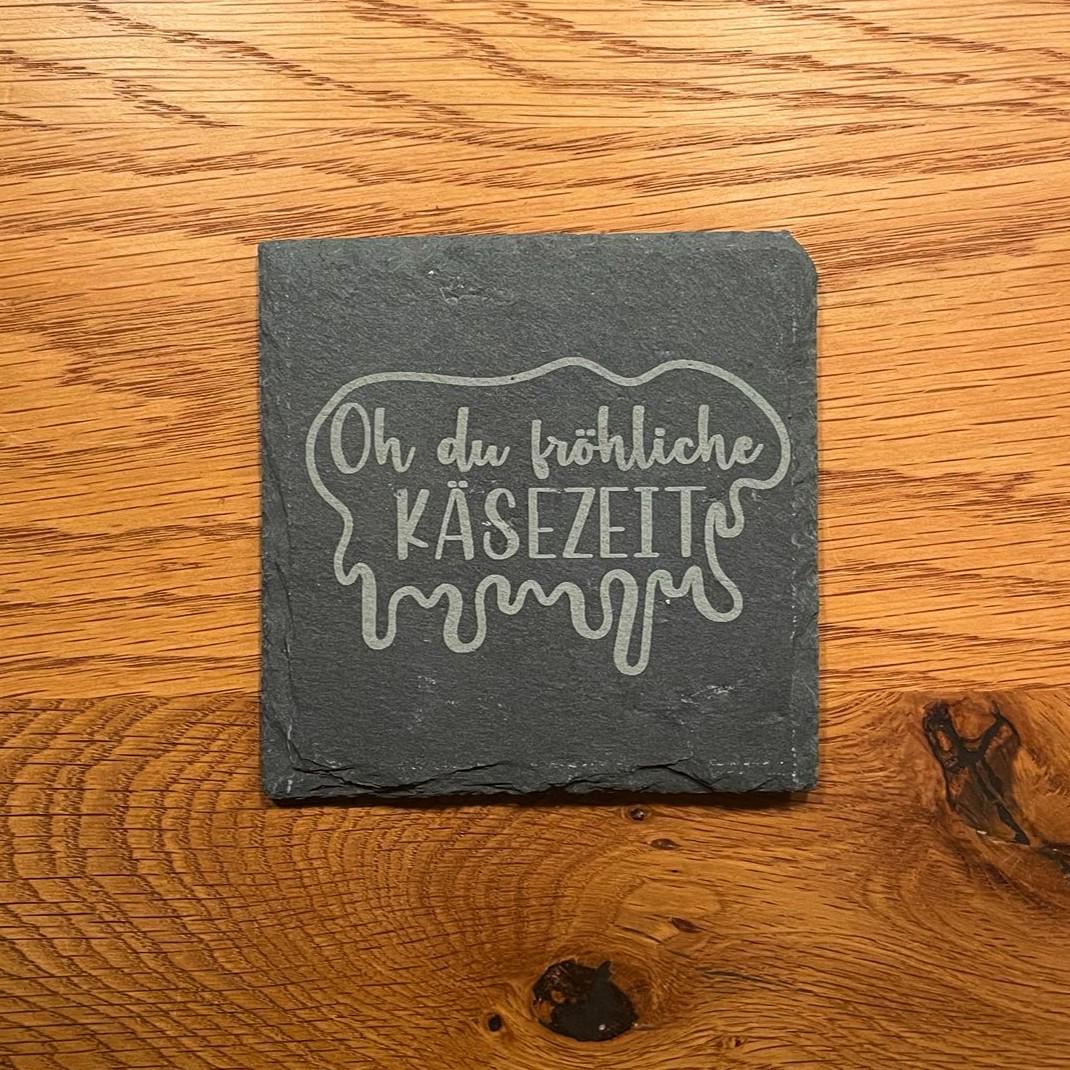 Gravierte Schiefer Untersetzer – Pfännchen & Raclette Untersetzer | Lustige Küchensprüche | Raclette Brett | Schieferplatten Set