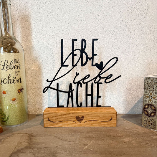 Personalisierte Deko „Lebe Liebe Lache“ – Schwarzer Holz-Schriftzug mit graviertem Holzsockel