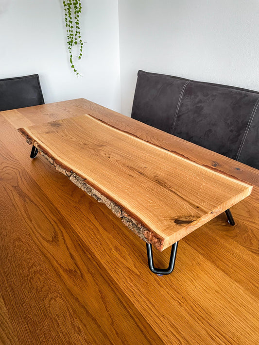 Erhöhtes Raclette-Servierbrett aus massiver Eiche – Handgefertigtes Holzbrett mit Füßen - Charcuterie Brett - Buffetbrett