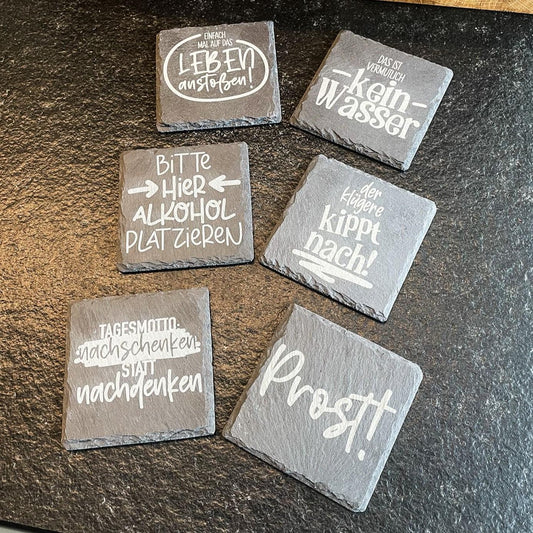 Lustige Schieferuntersetzer mit Sprüchen | Gravierte Untersetzer aus Naturstein | Geschenk für Freunde & Bar | Handgemachte Tischdeko
