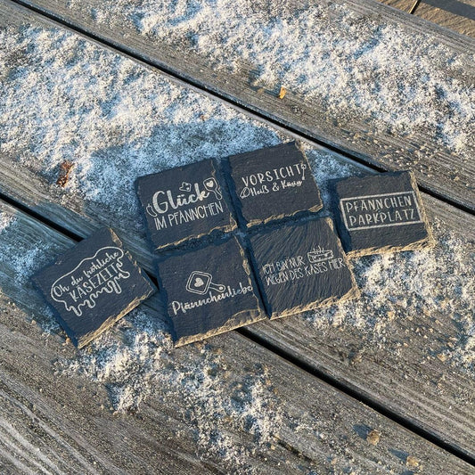 Gravierte Schiefer Untersetzer – Pfännchen & Raclette Untersetzer | Lustige Küchensprüche | Raclette Brett | Schieferplatten Set